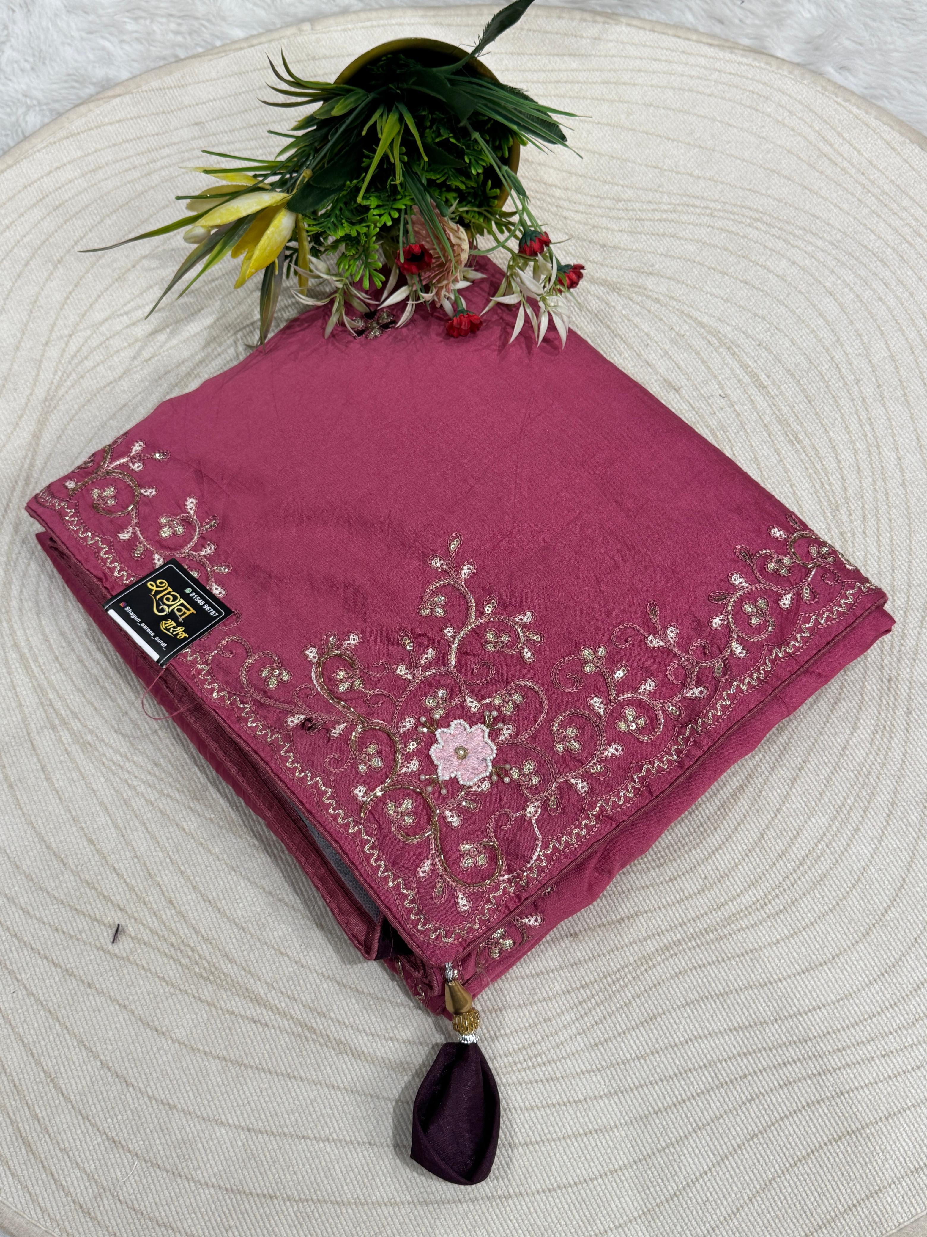 Elegant Saree with Border Work, Designer Moti & Contrast Blouse – Stunning Craftsmanship 🌟💫