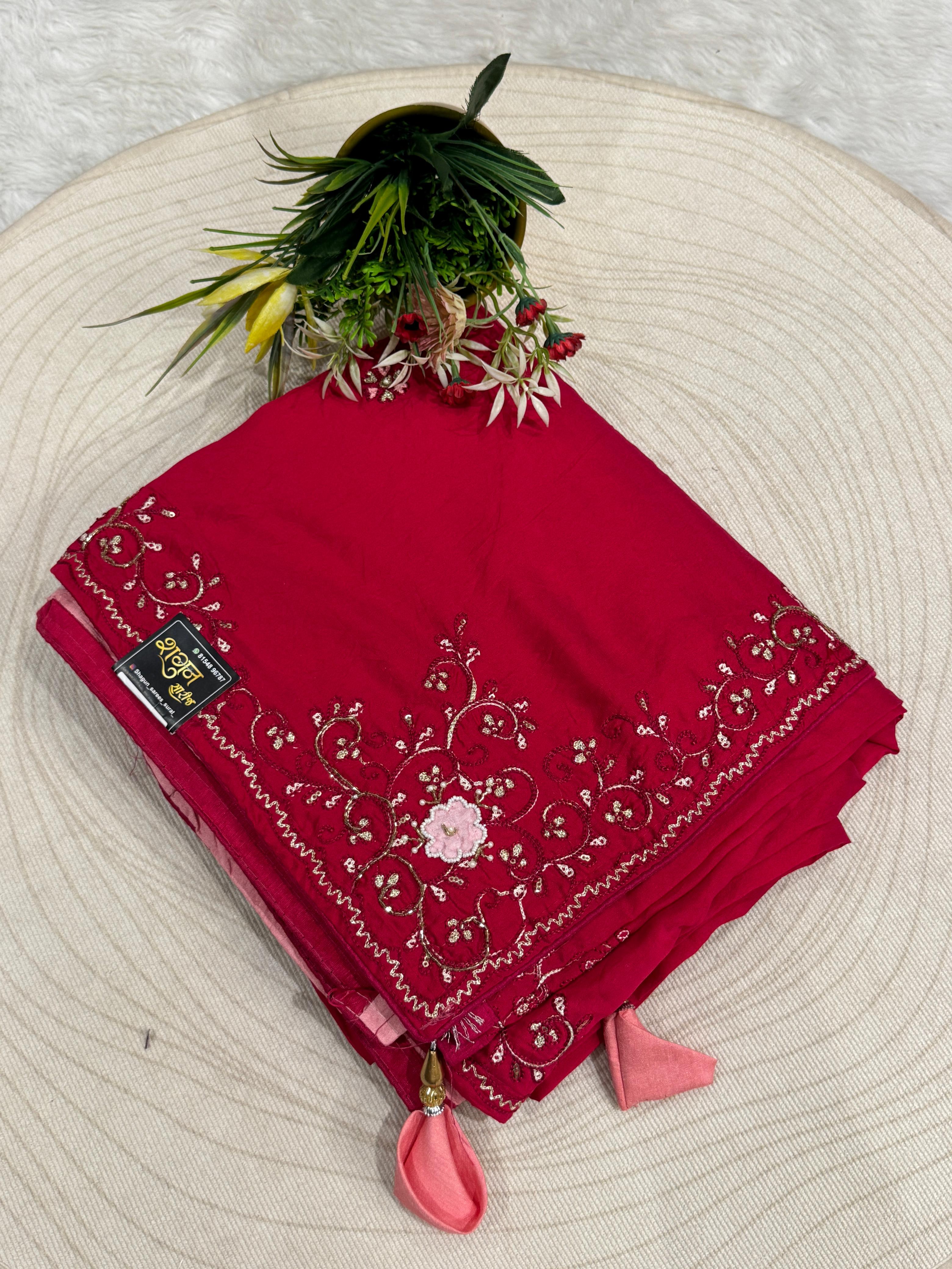Elegant Saree with Border Work, Designer Moti & Contrast Blouse – Stunning Craftsmanship 🌟💫