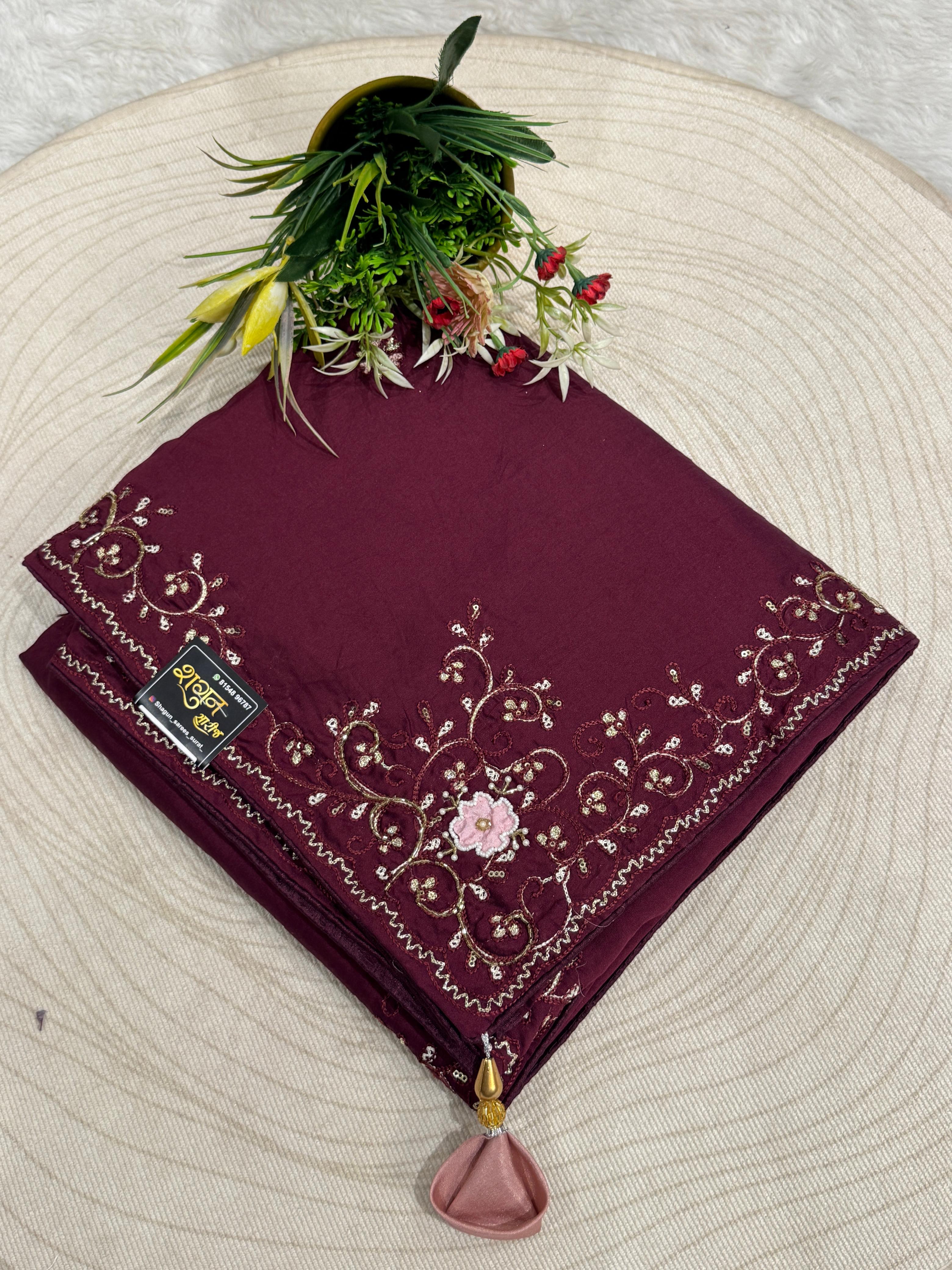 Elegant Saree with Border Work, Designer Moti & Contrast Blouse – Stunning Craftsmanship 🌟💫
