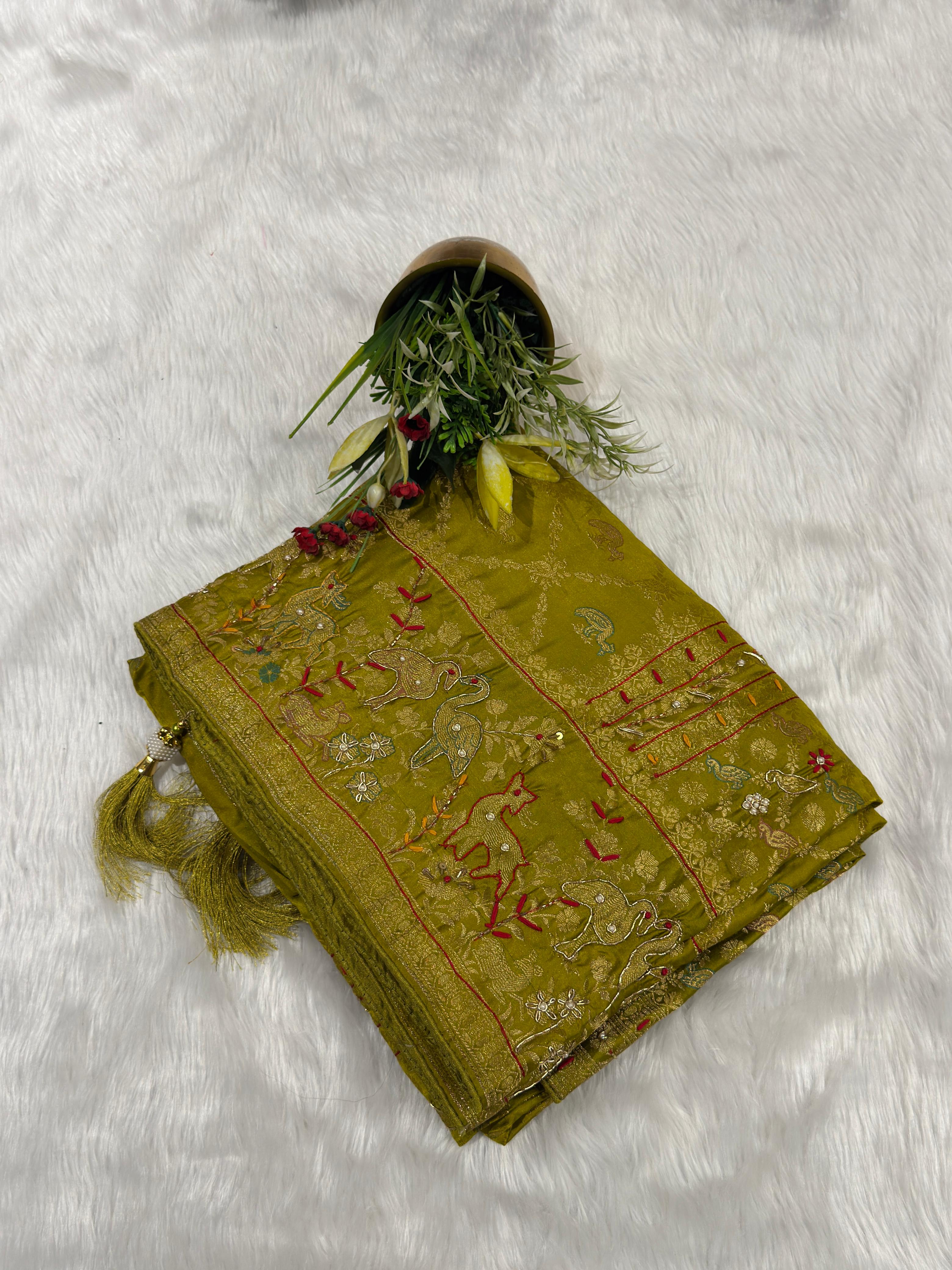 🌸 Exquisite Pure Silk Saree with Jardoshi & Thread Work | Rich Bird Motifs for Weddings & Special Occasions ✨🦜