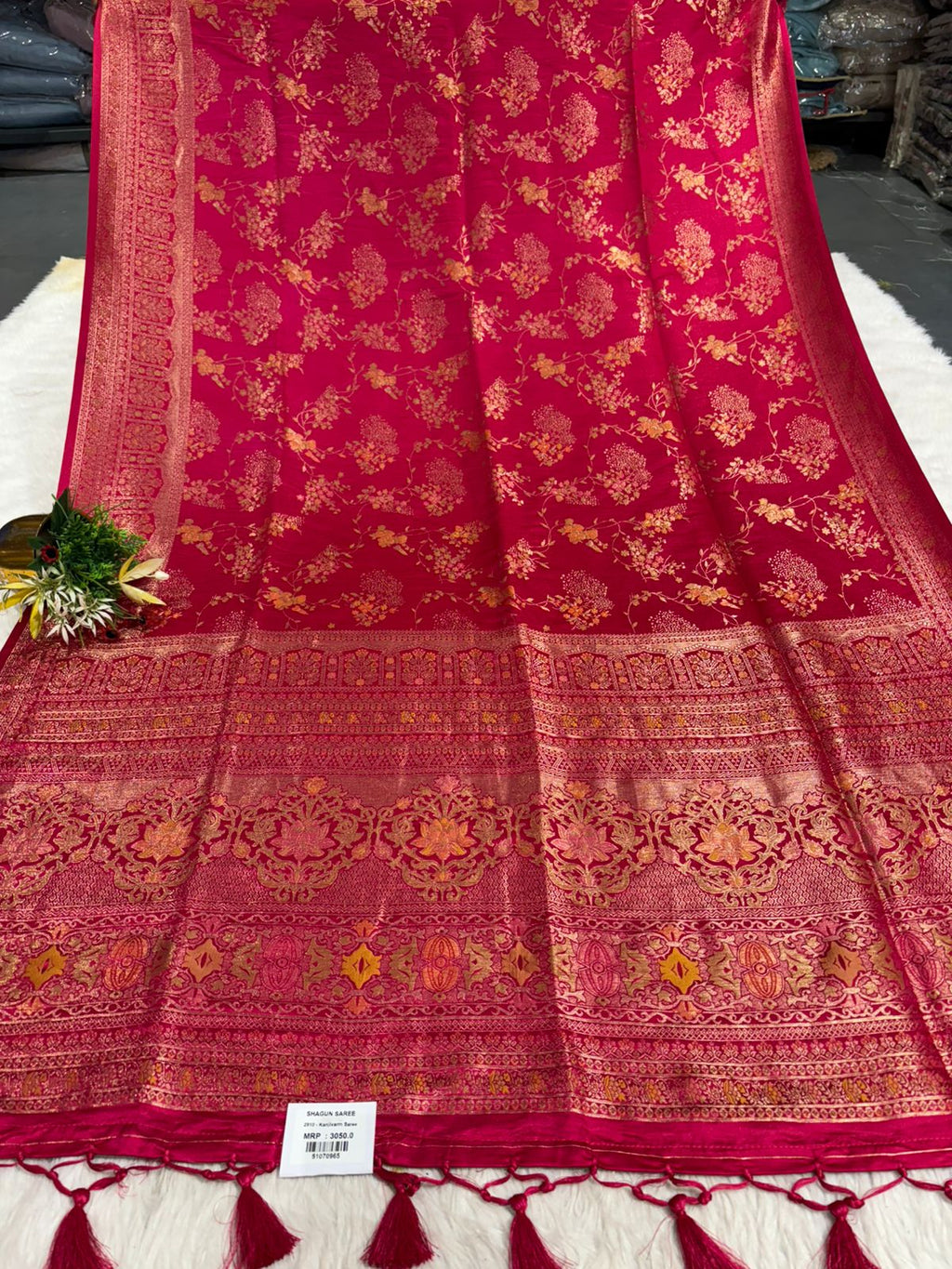 Elegant Kanjivaram Silk Saree with Rich Zari Work & Temple Motifs – Wedding & Festive Wear by Shagun Sarees ✨