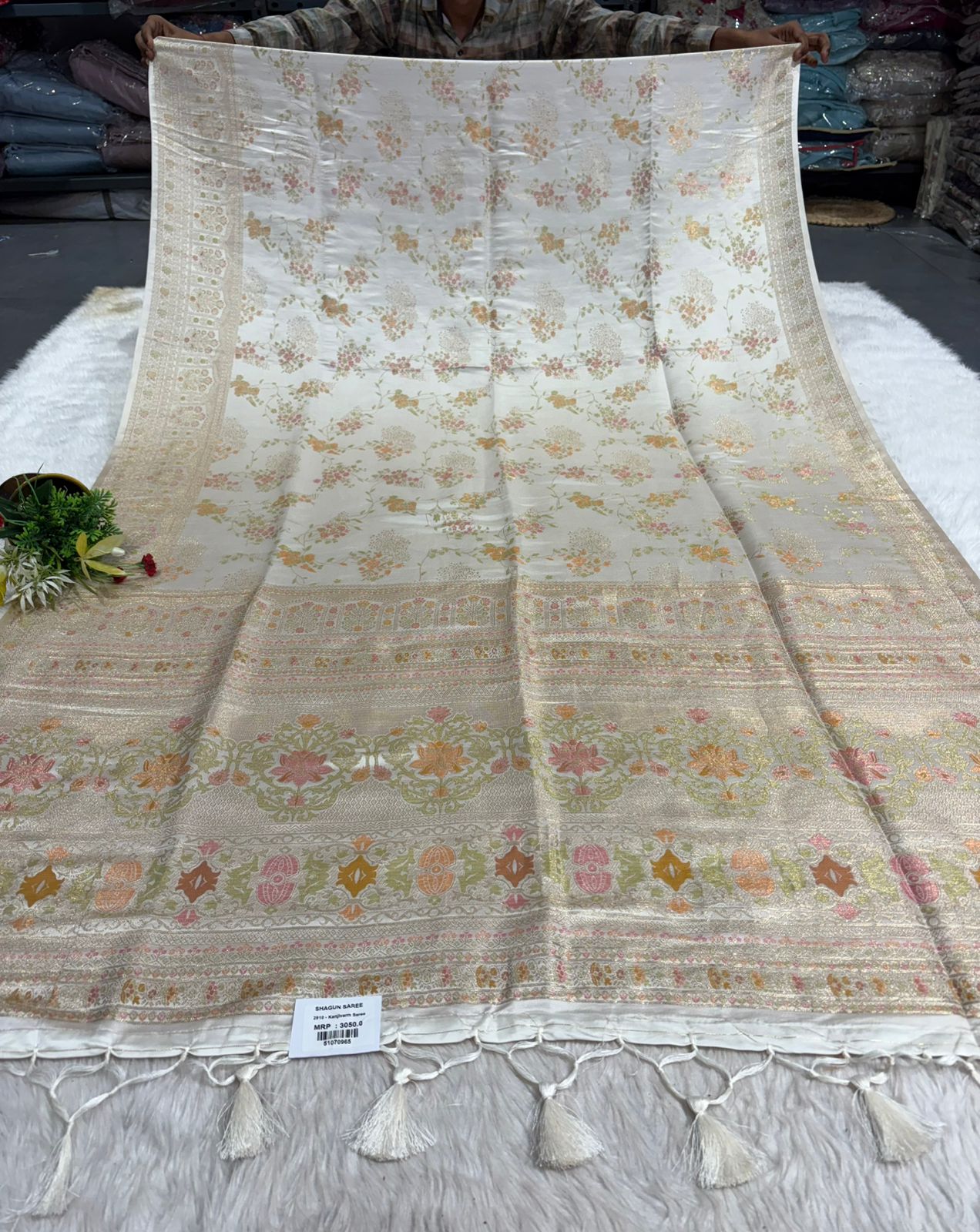 Elegant Kanjivaram Silk Saree with Rich Zari Work & Temple Motifs – Wedding & Festive Wear by Shagun Sarees ✨