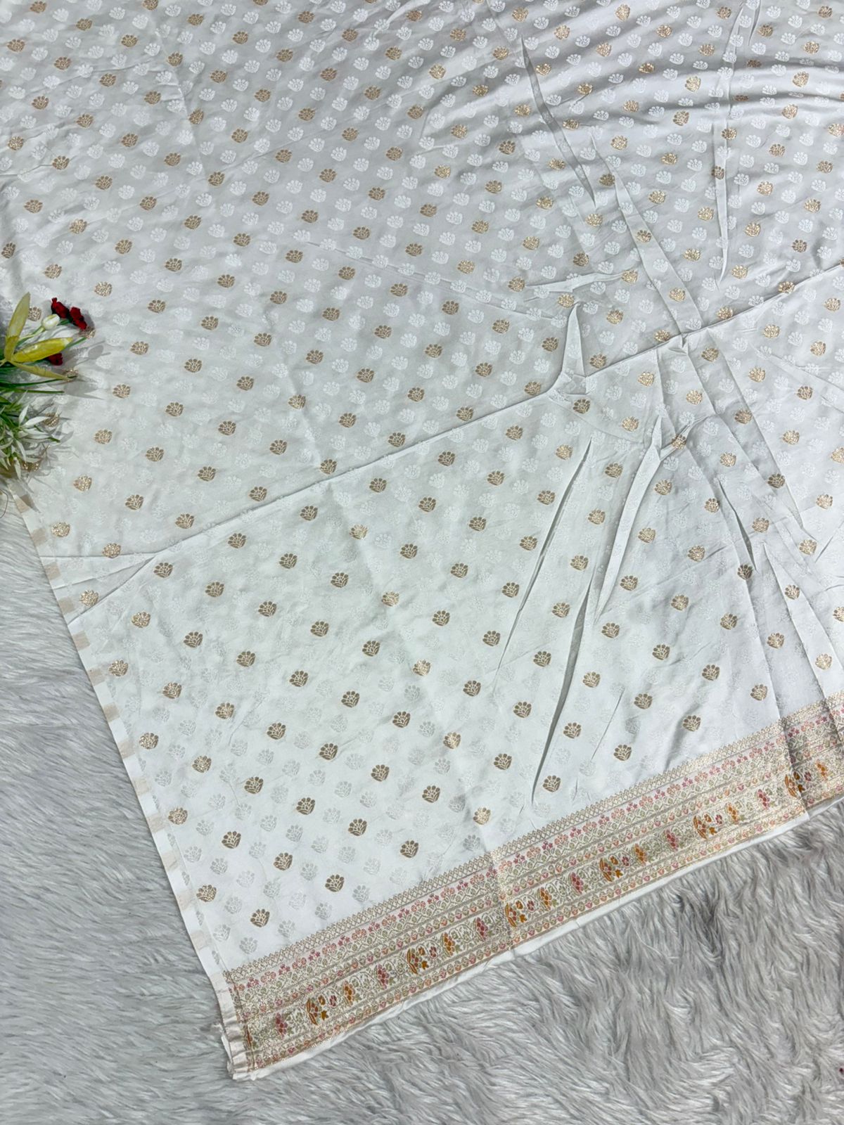 Elegant Kanjivaram Silk Saree with Rich Zari Work & Temple Motifs – Wedding & Festive Wear by Shagun Sarees ✨