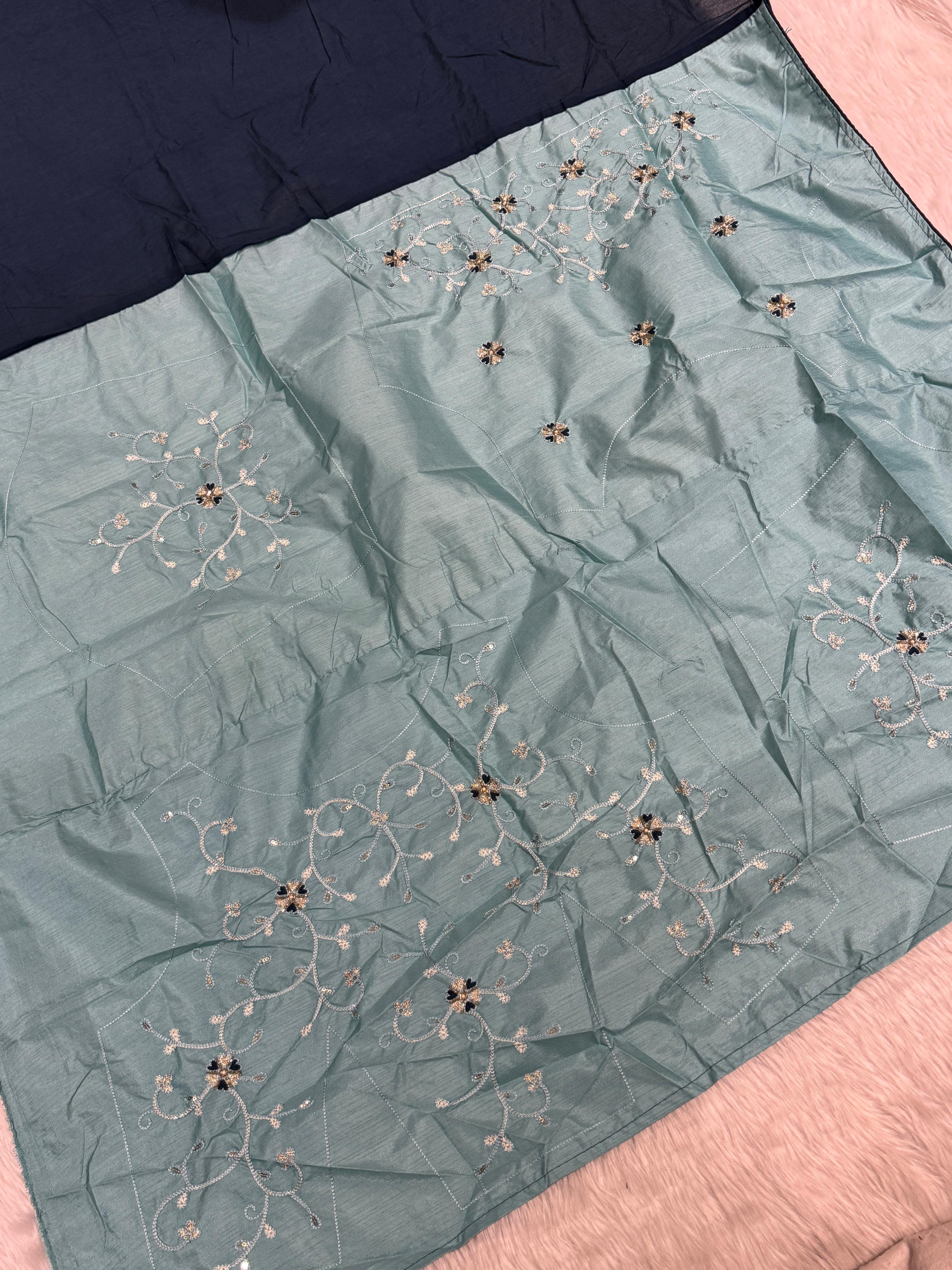 Elegant Saree with Border Work, Designer Moti & Contrast Blouse – Stunning Craftsmanship 🌟💫